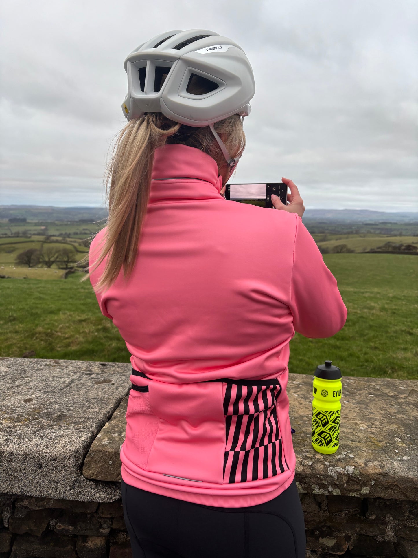 WOMENS THERMAL SOFTSHELL CYCLING JACKET - CORAL