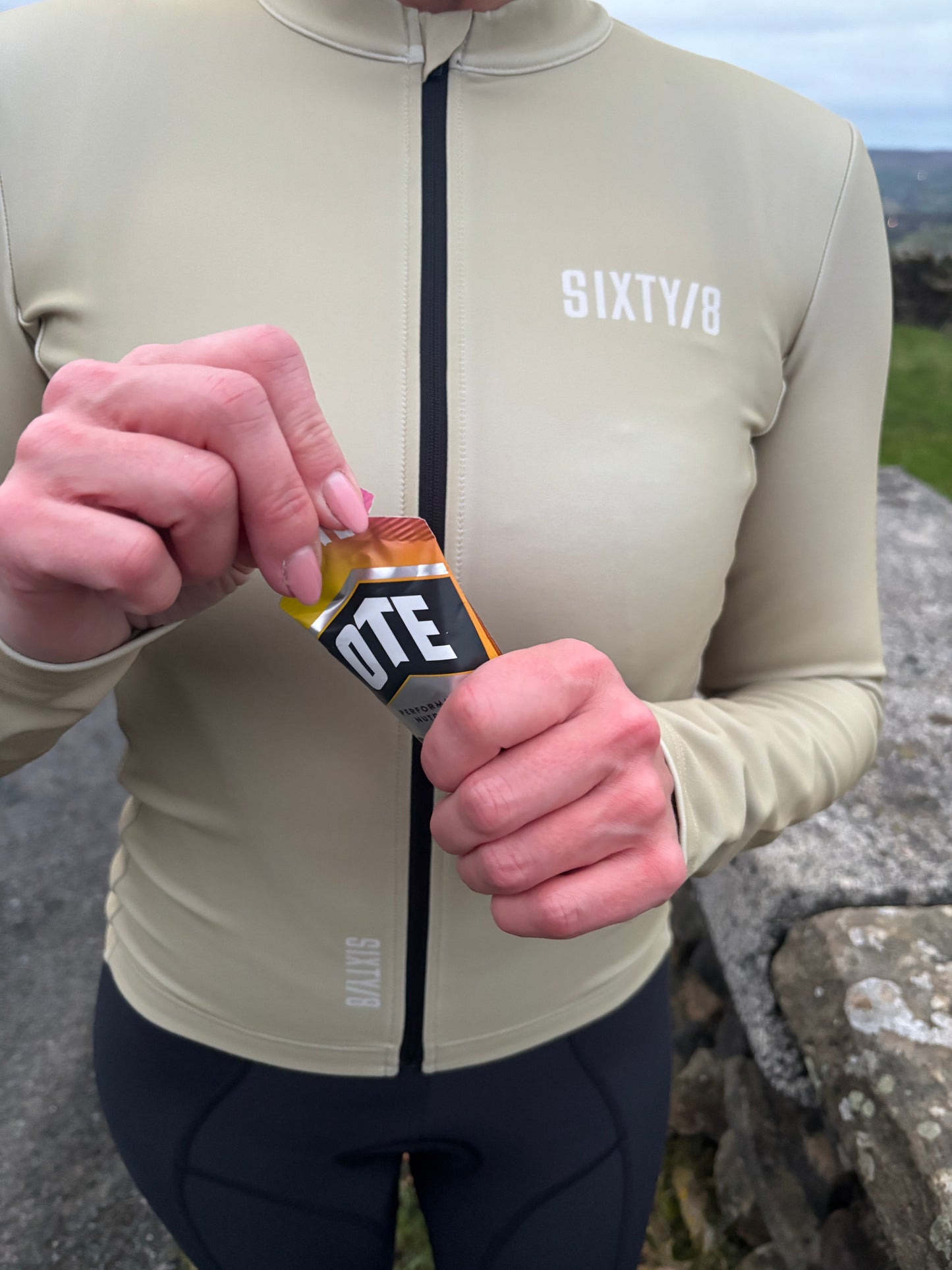 WOMENS LONG SLEEVE THERMAL CYCLING JERSEY
- Khaki Gold