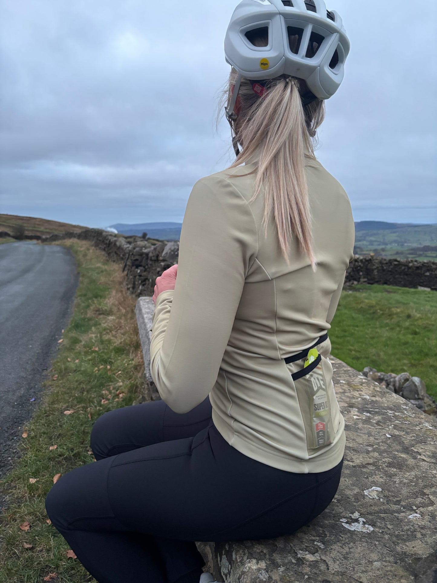 WOMENS LONG SLEEVE THERMAL CYCLING JERSEY
- Khaki Gold